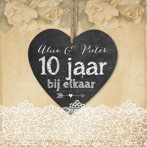 Jubileum uitnodiging van kraftpapier met bloemen en hartje