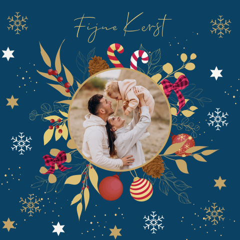 Donkerblauwe kerstkaart met foto, kersttakken en ballen