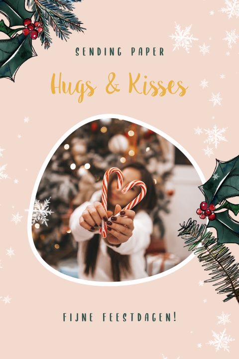 Roze kerstkaart met hulst bladeren en foto