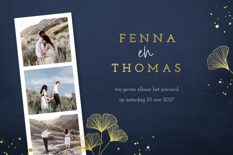 Donkerblauwe trouwkaart met fotostrip en goudfolie ginkgo bladeren