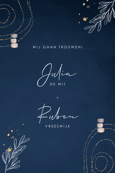 Donkerblauwe trouwkaart met bladeren en patronen