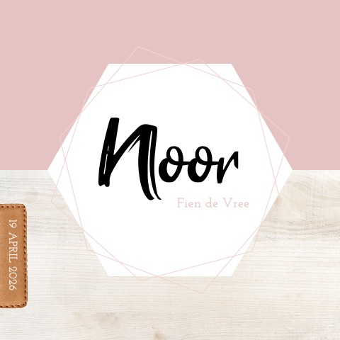 Geometrisch geboortekaartje met roze zeshoek en leren label