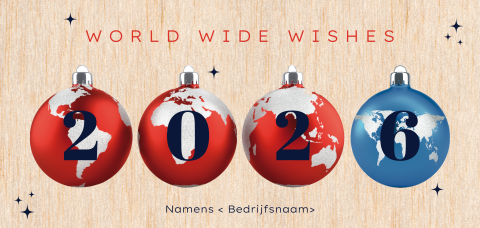 Houten kerstkaart met wereldbollen als kerstballen