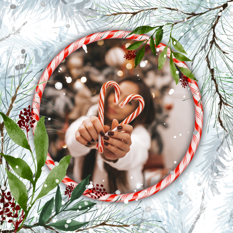 Fotokerstkaart met snoepcirkel en kersttakken