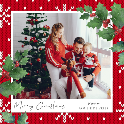 Rode kerstkaart met foto en hulst