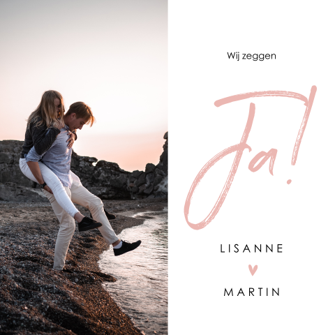 Hippe trouwkaart met foto en de tekst JA in roze
