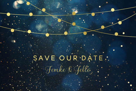 Donkerblauwe save the date kaart winter met gouden lampjes