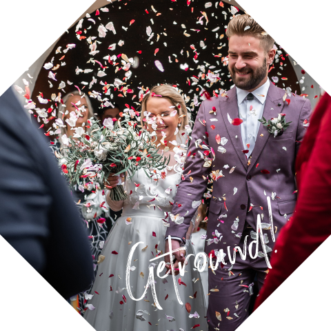 Achthoekige wij zijn getrouwd kaart met mooie trouwfoto