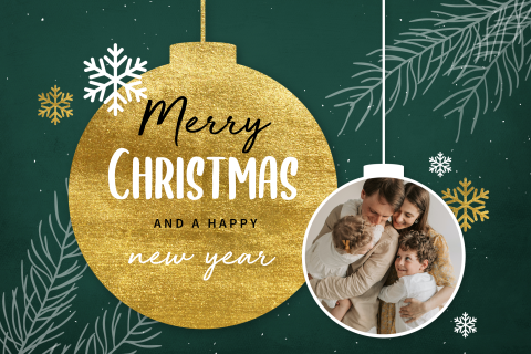 Groene kerstkaart met gouden kerstbal en eigen foto