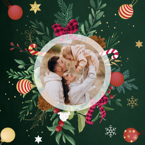 Donkergroene kerstkaart met foto, kersttakken en kerstballen