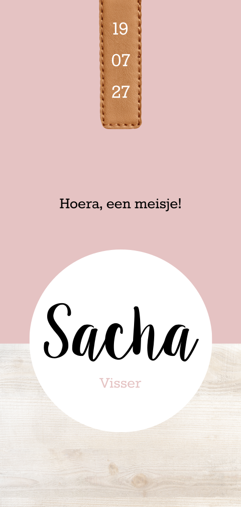 Stoer meisjes geboortekaartje in lichtroze met hout en leren label