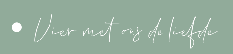 Groen trouwlabel met quote 'Vier met ons de liefde'
