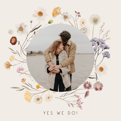 Beige save the date kaart met wilde bloemen en foto