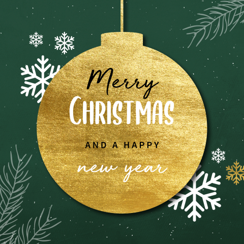 Donkergroene kerstkaart met gouden kerstbal en sterren
