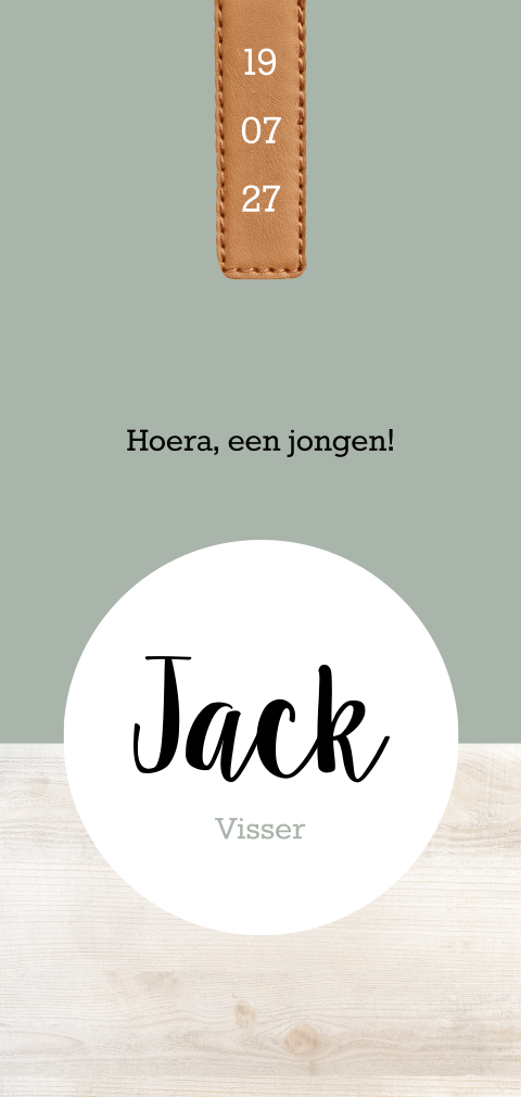 Stoer jongens geboortekaartje in grijsgroen met hout en leren label