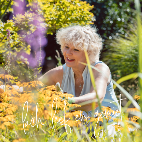 Gedachtenisprentje met persoonlijke foto en veldbloemen