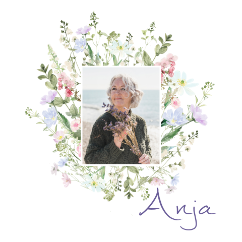 Rouwkaart vrouw met foto in kader van veldbloemen in pastel
