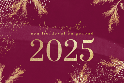 Kerstkaart een liefdevol nieuwjaar in rood en goudkleur