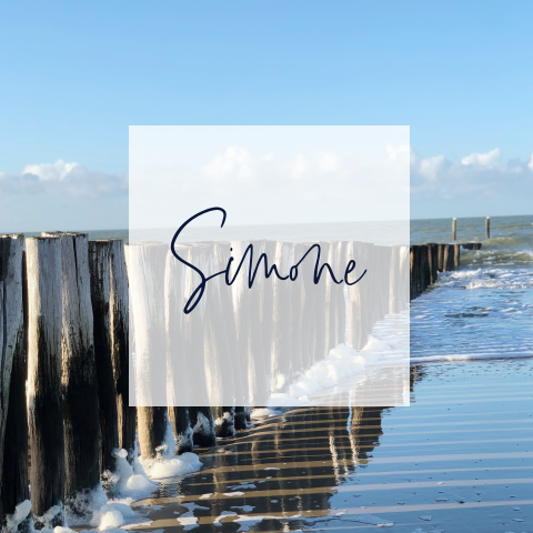 Rouwkaart met foto van zee en strandpalen met naam