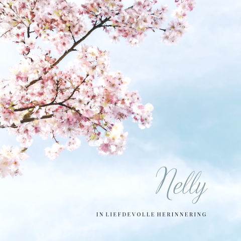 Rouwkaart vrouw met bloesemtakken en een blauwe lucht