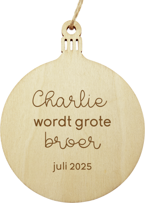 Houten kersthanger met tekst als zwangerschapsaankondiging