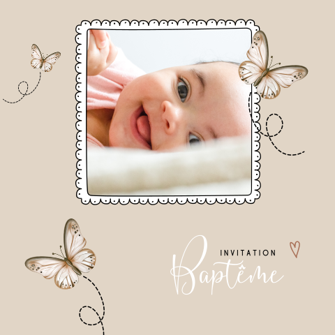 Faire-part de baptême avec photo et papillons sur fond beige