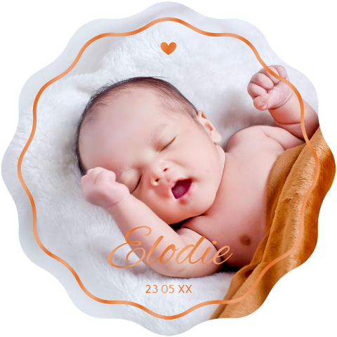 Faire-part de naissance en forme ondulée avec photo de bébé et vernis