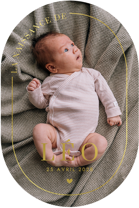 Faire-part de naissance de forme ovale avec texte en dorure