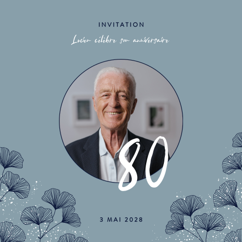 Carte d'invitation bleue avec des fleurs et une photo