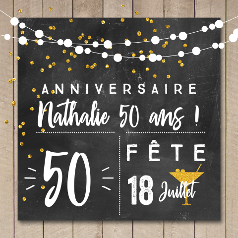 Carte d'invitation d'anniversaire avec guirlandes sur fond en bois