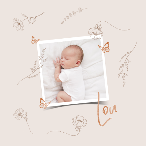 Faire-part de naissance avec photo, fleurs minimalistes et papillons