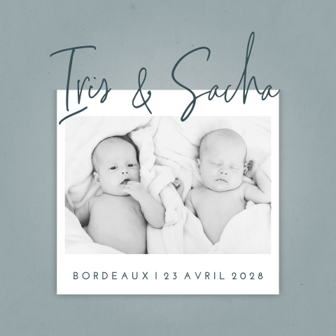 Faire-part de naissance jumeaux avec polaroid sur fond gris-bleu