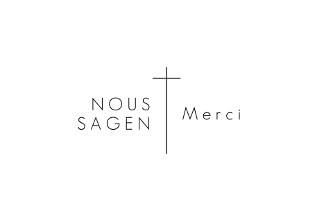 Remerciement de deuil avec une croix discrète et une photo personnelle