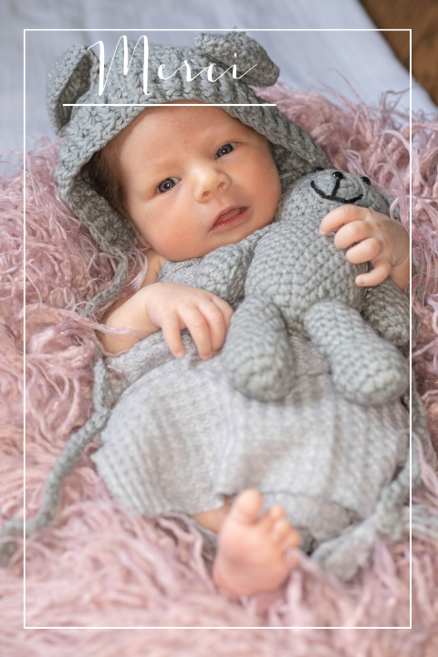 Carte de remerciement avec une grande photo de bébé et un cadre fin