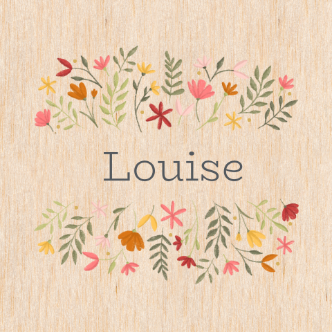 Faire-part de naissance en bois avec des fleurs.