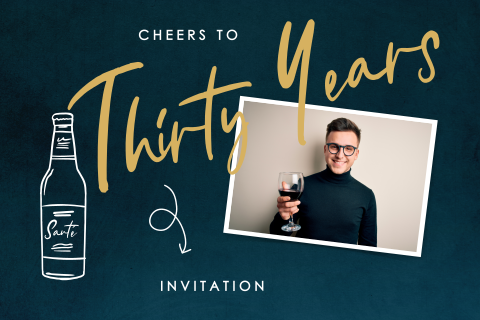 Carte d'invitation "Cheers to thirty years" sur fond bleu foncé