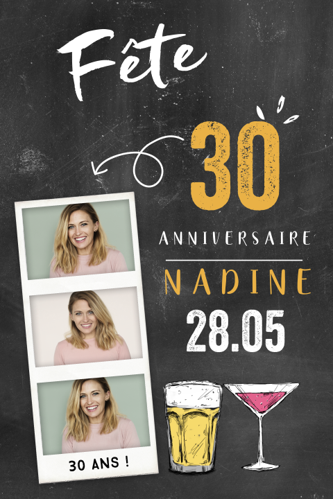 Carte d'invitation d'anniversaire avec un fond de tableau noir
