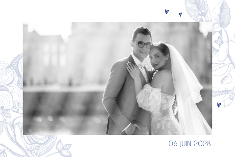 Carte de remerciement avec des fleurs bleues et une photo