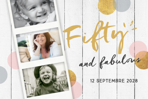 Carte d'invitation avec des photos et confettis sur fond en bois
