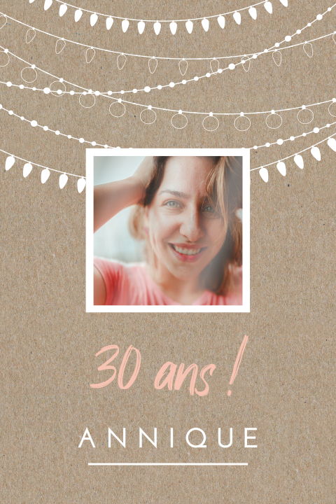 Carte d'invitation au look kraft avec des guirlandes et une photo