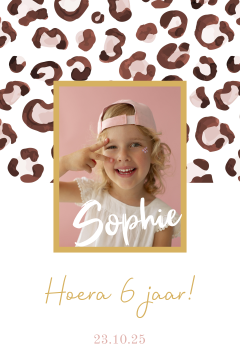 Hippe uitnodiging voor een kinderfeestje met panterprint en een foto