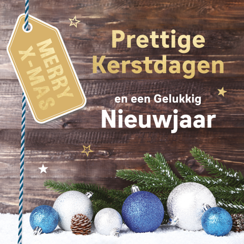 Kerstkaart met kerstballen, steigerhout en goudfolie look