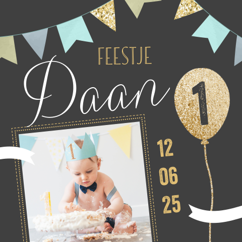 Uitnodiging voor verjaardag met foto en vlaggetjes in blauw