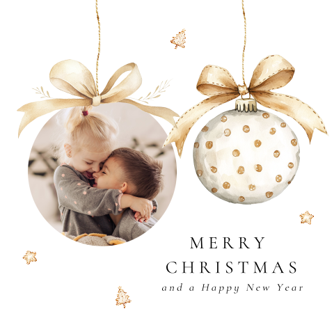 Kerstkaart wit met foto in kerstbal en strik