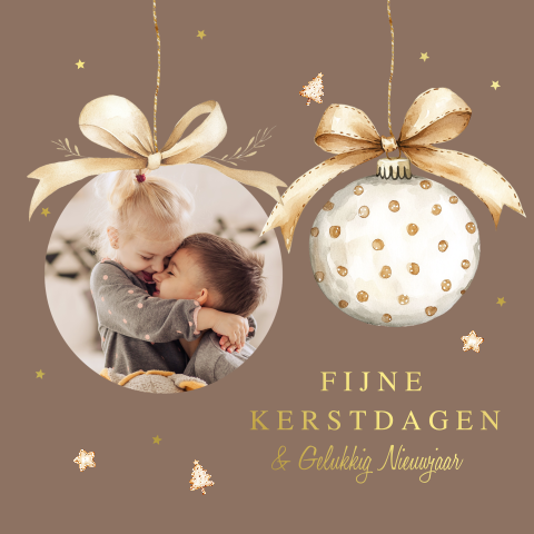 Kerstkaart bruin foto kerstbal strik goudfolie 