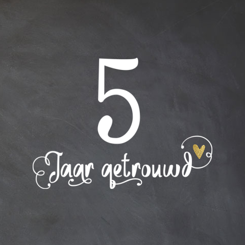 5 jaar getrouwd uitnodiging met krijtbord en hand lettering
