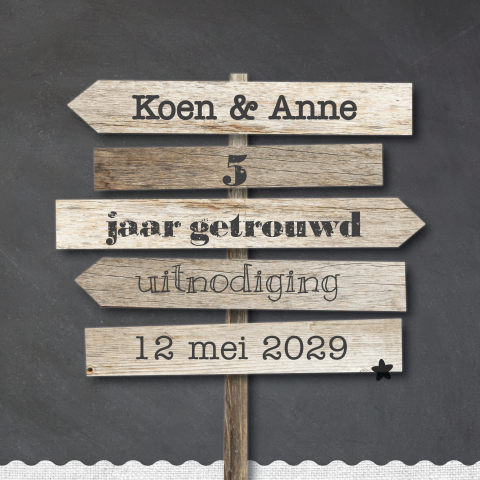 5 jaar huwelijk feest met krijtbord en houtlook
