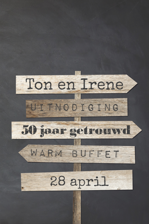 50 jaar getrouwd kaart met hout pijlen en krijtbord look