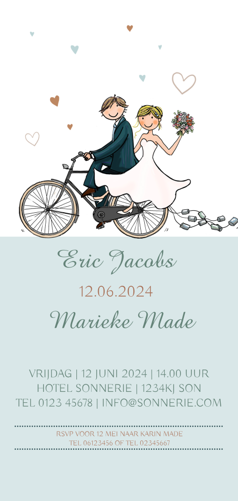 Trouwkaart bruidspaar met fiets met hartjes
