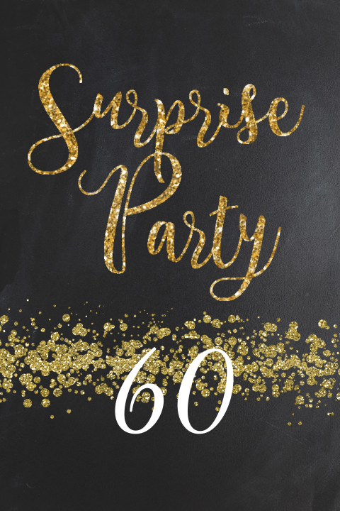 Surprise party 60 jaar uitnodiging met gouden glitters op krijtbord